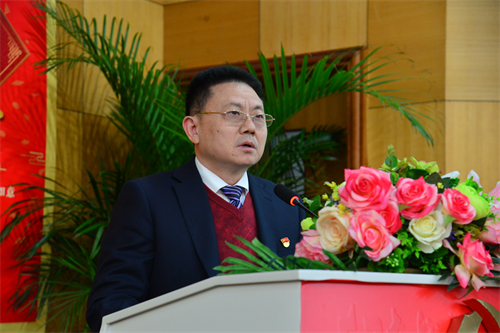 黨委委員、副院長蔡岳祥宣讀了2021年度醫院表彰決定.png
