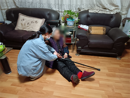 隔離期間她跑遍了所有獨居老人的家,被稱為愛心志愿者 (2).png