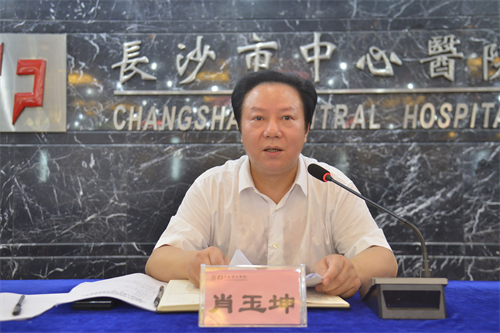 黨委書記肖玉坤講話,他對邱躍文這種為飽含為民情懷的黨員本色、救死扶傷的職業精神特別提出表揚.png