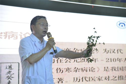 曾建國向學員們展示了長沙市城區及周邊鄉村存在的部分中藥材.png