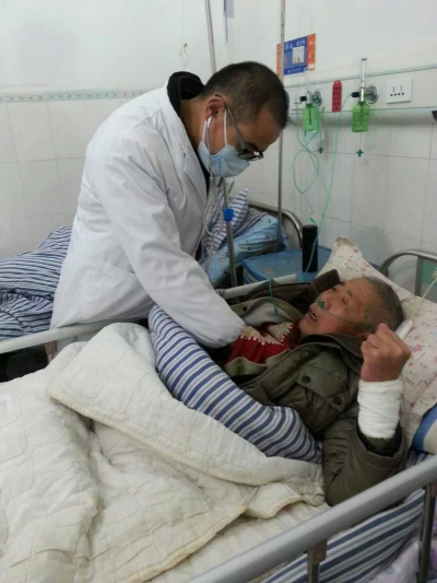 梁偉軍醫生在給病人檢查身體_副本.png