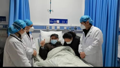 結核急診留觀病房:鞠躬感謝、豎大拇指點贊.png