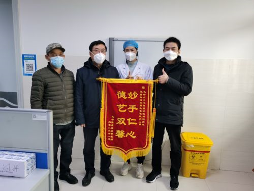 馮永院長接收錦旗.png