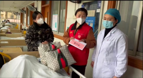 宣傳科工作人員帶著部分科室、愛心市民的捐款和捐物送到了病房,交到譚雨欣的手上_副本.png