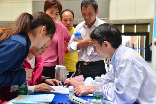 專家團隊為市民義診咨詢_副本.png
