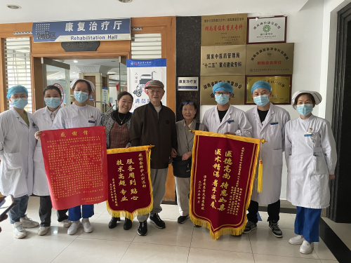 長沙八旬娭毑請記者表揚(yáng)醫(yī)院,醫(yī)生卻說:其實(shí)是她感動了我們!(圖).png