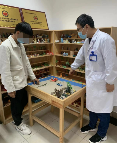 趙偉醫(yī)生在進(jìn)行心理咨詢_副本.png